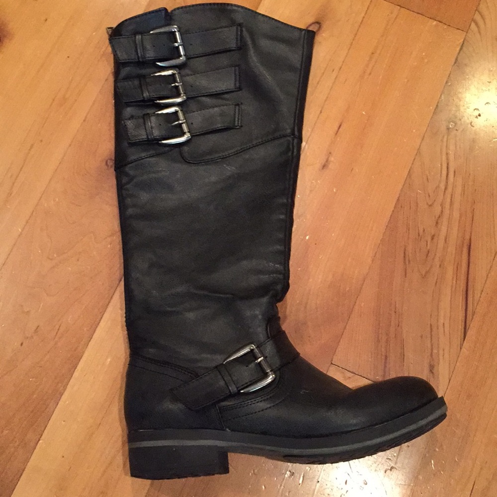 Black boots, knee-high